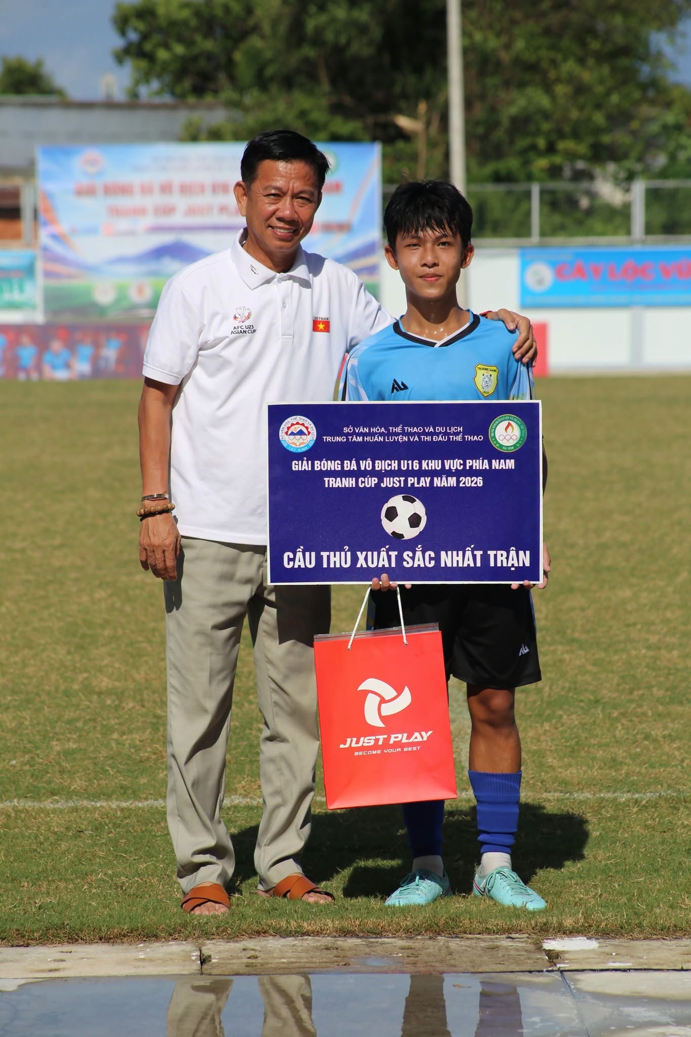 HLV Hoàng Anh Tuấn theo dõi cầu thủ trẻ hướng đến FIFA U15 World Cup